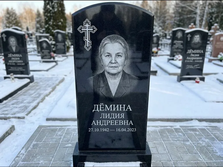 Памятник из чёрного гранита — стела домиком с крестом в лучах, работа «Селезнёва» в Оренбурге