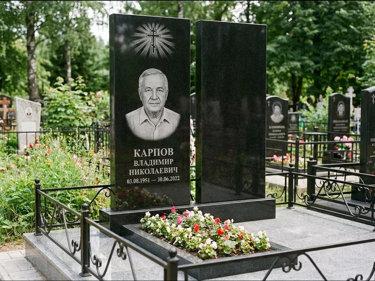 Памятник из чёрного гранита — ступенчатая стела с золочёным крестом, работа «Панкратов» в Оренбурге