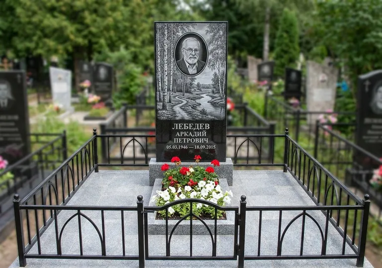 Памятник с гравировкой берёзовой рощи, портретом и надписью в Оренбурге