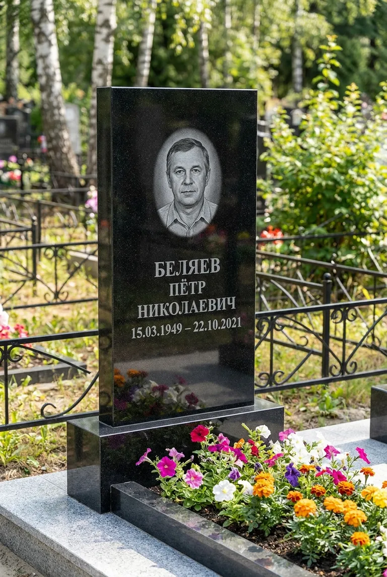 Вертикальный чёрный гранитный памятник под ключ с цветником в Оренбурге