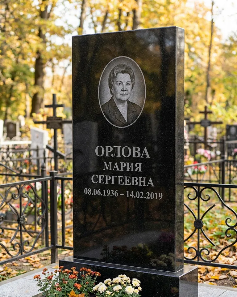 Вертикальный серый гранитный памятник под ключ, осень в Оренбурге