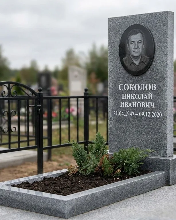 Чёрный памятник под ключ на гранитном цоколе в Оренбурге