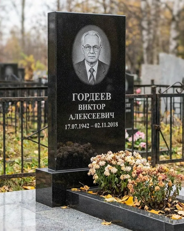 Памятник под ключ с гранитным цоколем и плиткой в Оренбурге