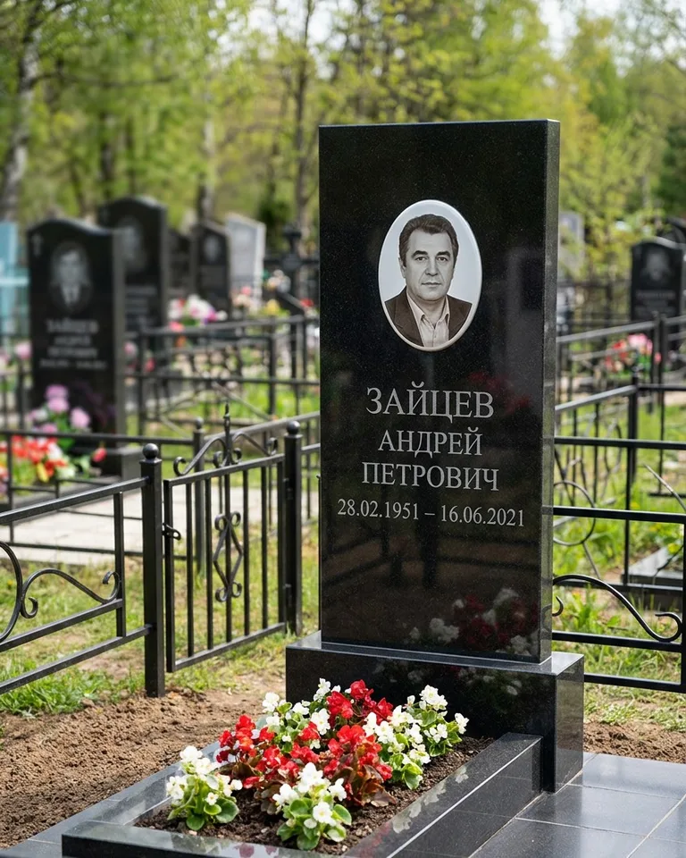 Памятник под ключ с гранитной вазой и цветами в Оренбурге