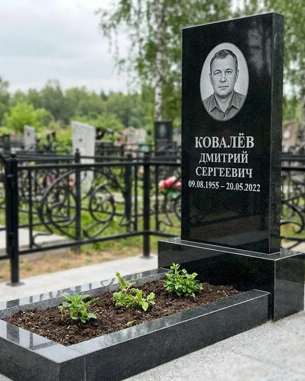 Горизонтальный серый памятник под ключ, осень в Оренбурге