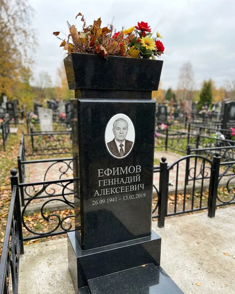 Двойной семейный памятник под ключ с портретами в Оренбурге