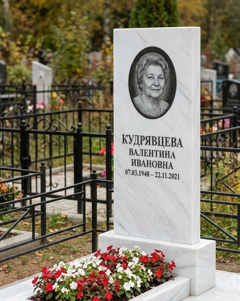 Двойной памятник под ключ с цоколем и плиткой в Оренбурге