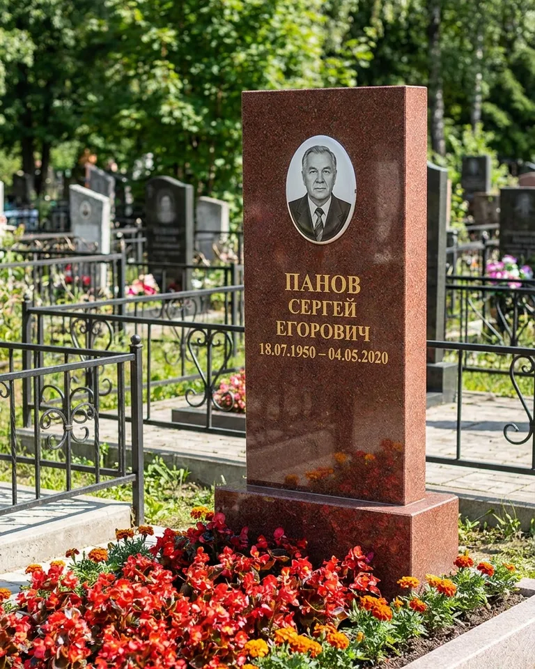 Двойной серый памятник под ключ с вазой в Оренбурге