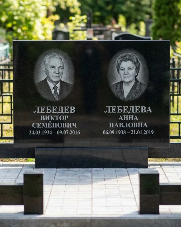 Памятник под ключ из красного гранита в Оренбурге