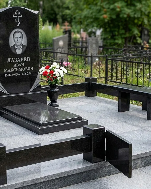 Памятник под ключ зимой с венком в Оренбурге