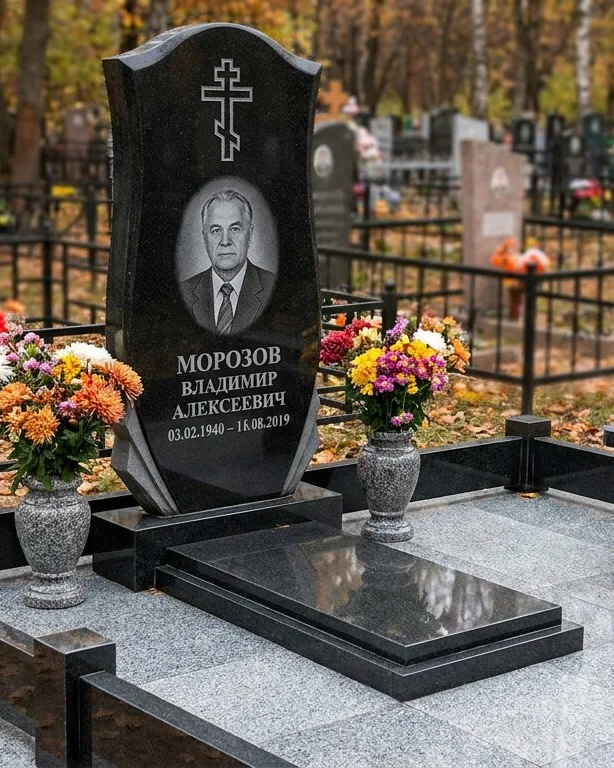 Памятник под ключ со скамьёй и мощением в Оренбурге