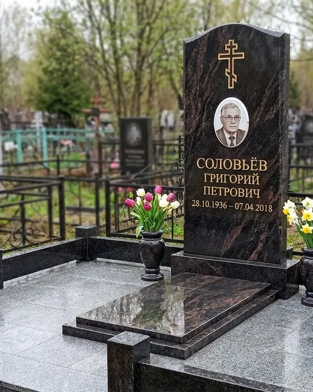 Памятник под ключ с гранитным цоколем и вазой, осень в Оренбурге