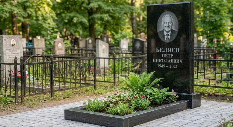 Памятник под ключ в Оренбурге — гранитная стела с цветником и благоустройством, установлен под ключ