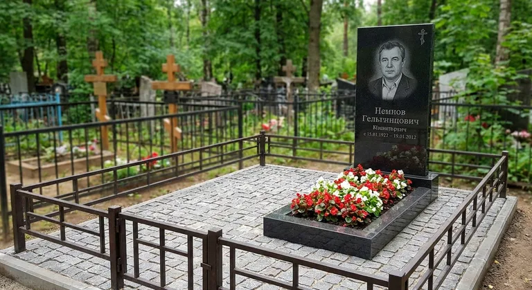 Памятник под ключ с цветником и благоустройством в Оренбурге