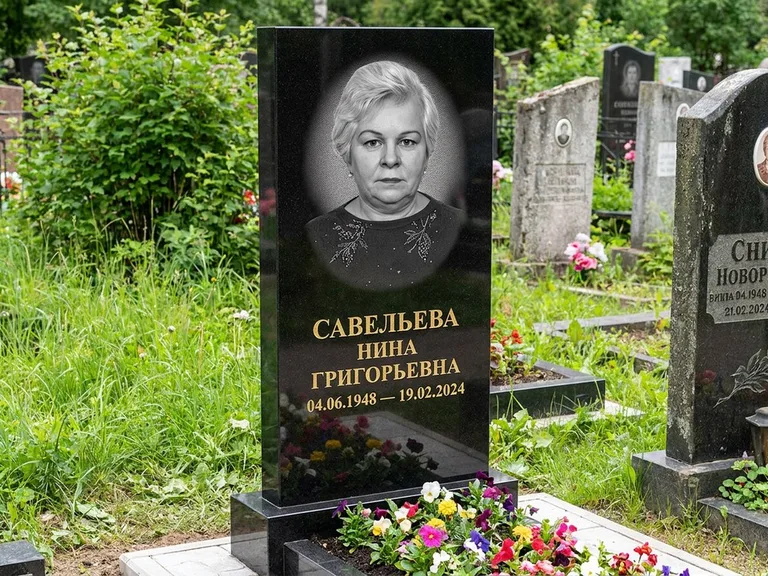Портрет на памятнике в Оренбурге — Паспортное фото восстановили и награвировали на чёрной стеле