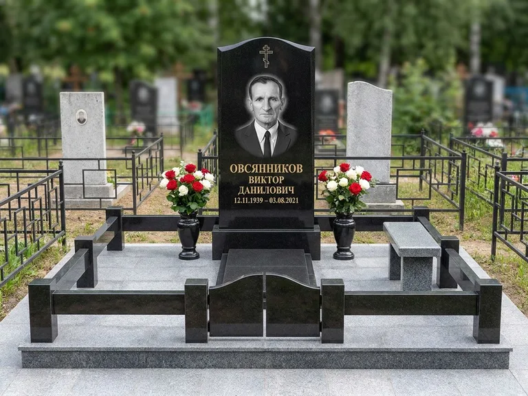 Портрет на памятнике в Оренбурге — Старый снимок → гравировка на премиум-комплексе с плиткой и оградой