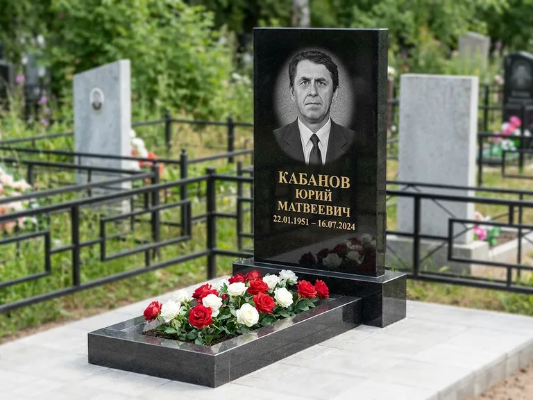 Портрет на памятнике в Оренбурге — Старый снимок → гравировка на вертикальной стеле