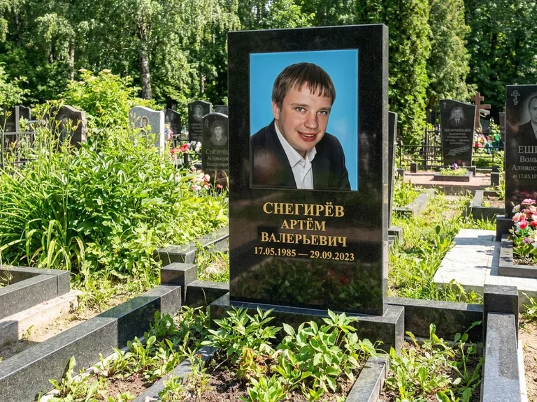 Портрет на памятнике в Оренбурге — Цветное фото → прямоугольная фотокерамика на чёрном граните