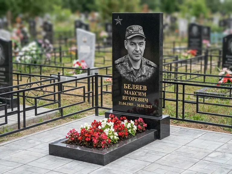 Портрет на памятнике в Оренбурге — Военное фото → цветная фотокерамика, гравированная звезда