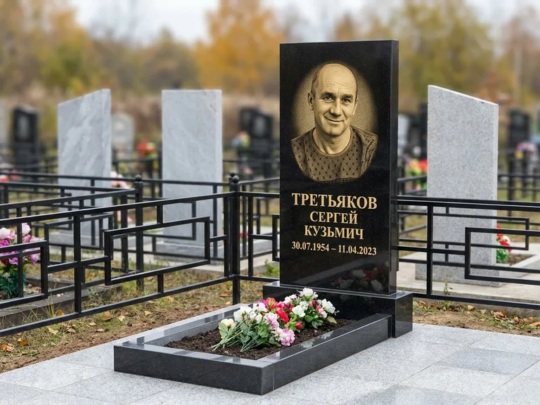 Портрет на памятнике в Оренбурге — Восстановленный портрет → гравировка на вертикальной стеле