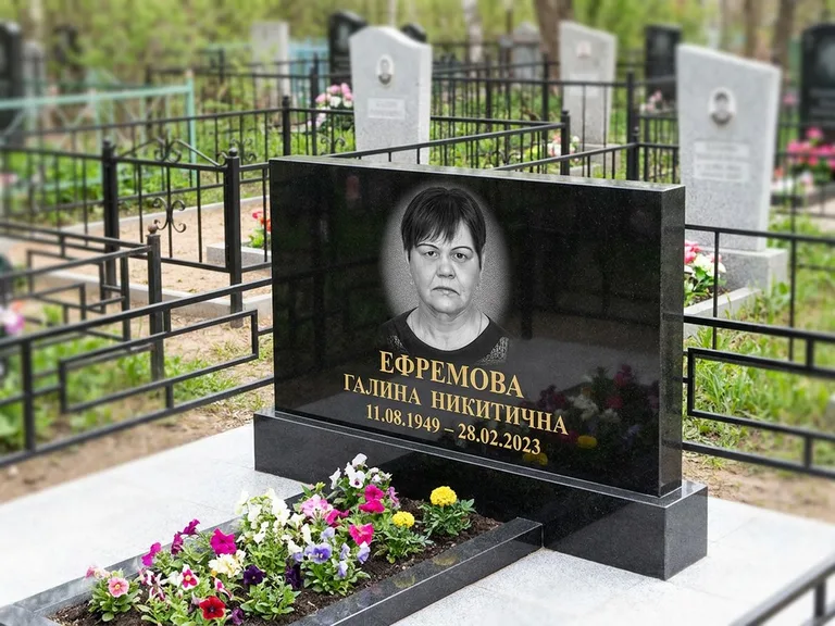 Портрет на памятнике в Оренбурге — Ч/б портрет → гравировка на горизонтальном памятнике