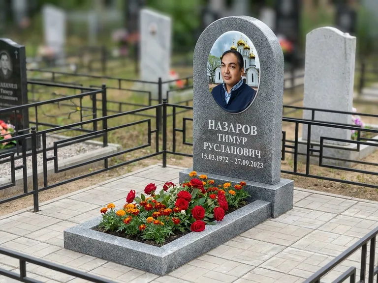 Портрет на памятнике в Оренбурге — Цветной портрет → фотокерамика-овал на сером граните, буквы белые