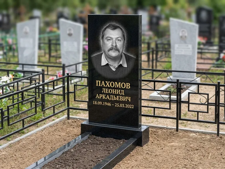 Портрет на памятнике в Оренбурге — Маленькое фото → гравировка на простом бюджетном памятнике