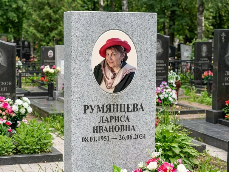 Портрет на памятнике в Оренбурге — Цветной портрет → овальная фотокерамика на светлом камне