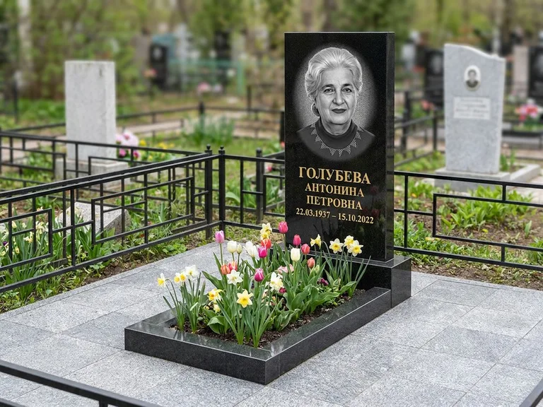 Портрет на памятнике в Оренбурге — Выцветший скан восстановили и награвировали на стеле