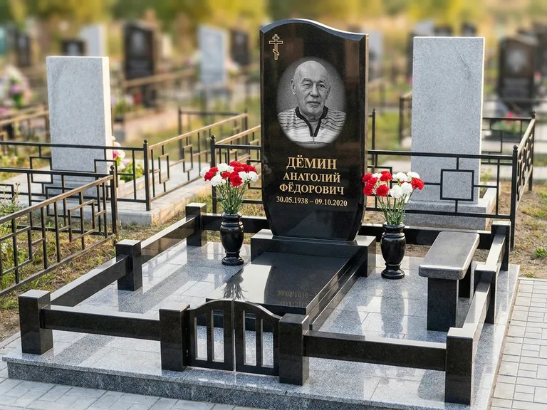 Портрет на памятнике в Оренбурге — Реставрация → гравировка на премиум-комплексе