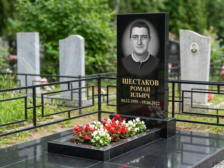 Портрет на памятнике в Оренбурге — Ч/б портрет → гравировка на стеле