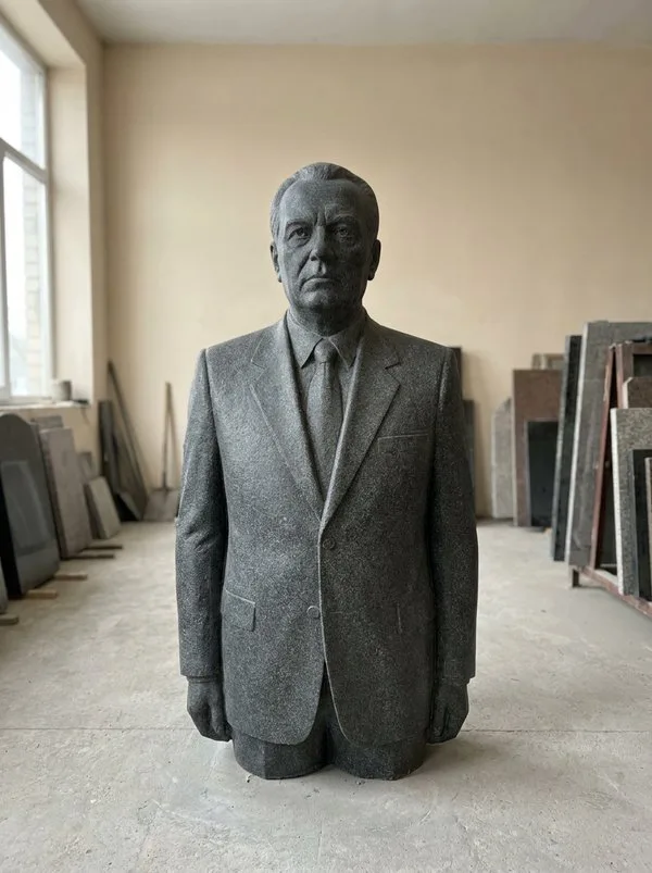 Портретная фигура — скульптура на памятник, гранит, высота 120 см