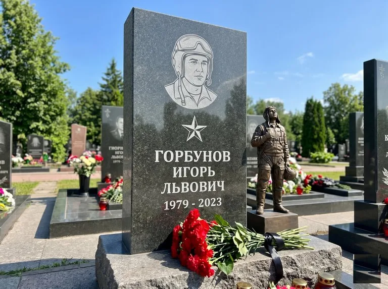 Гранитная фигура лётчика на памятнике военному со звездой в Оренбурге