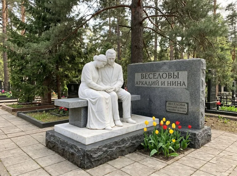Мраморная скорбящая пара на эксклюзивном мемориале в Оренбурге