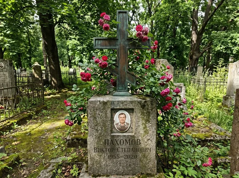 Бронзовый крест с розами на гранитной плите в Оренбурге
