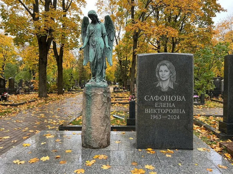 Бронзовый ангел на колонне рядом с памятником в Оренбурге