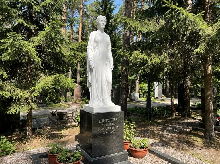 Ростовая женская фигура с портретным сходством на мемориале в Оренбурге