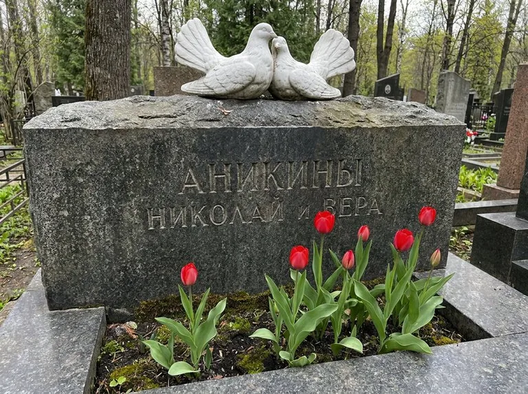 Пара голубей из литьевого мрамора на гранитной плите в Оренбурге