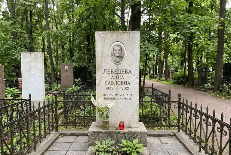 Уборка могилы до и после осенью — городское кладбище в Оренбурге