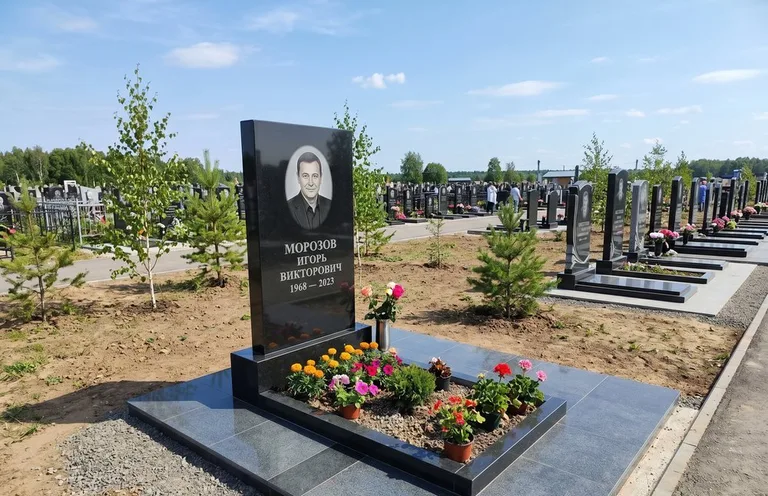 Уборка могилы со скамьёй до и после в Оренбурге
