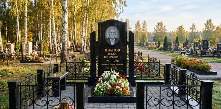 Мемориальный комплекс с цветником и оградой в Оренбурге