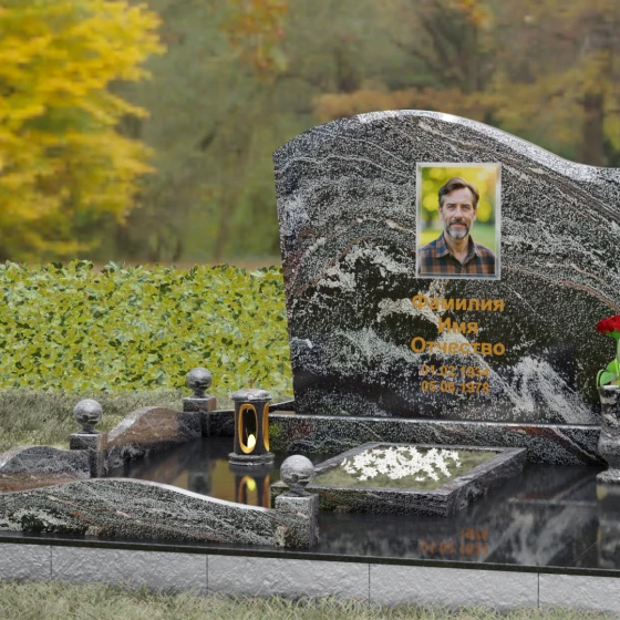 Гранитный памятник вертикальной ориентации в Казани, гранит амфиболит, вид 4
