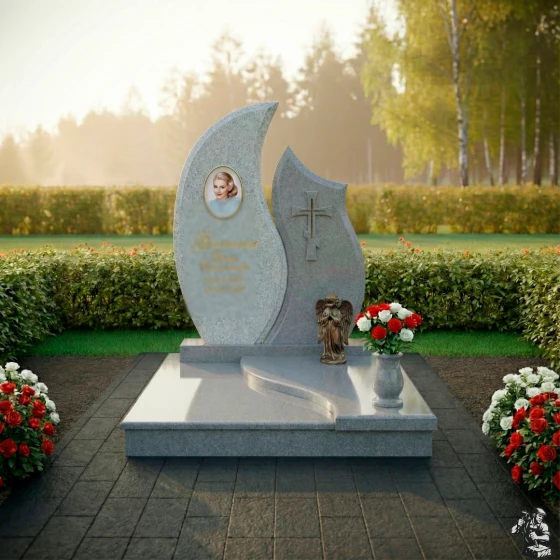 Комбинированный православный вертикальный памятник с крестом в Оренбурге, гранит Мансуровский