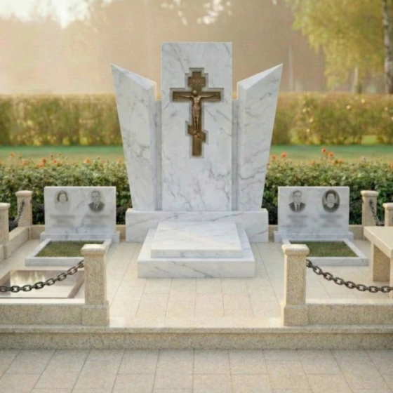 Гранитный и металлический памятник — мемориал в Оренбурге, мрамор Тассос
