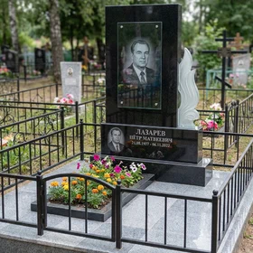 Элегантный гранитный памятник со стеклянным элементом