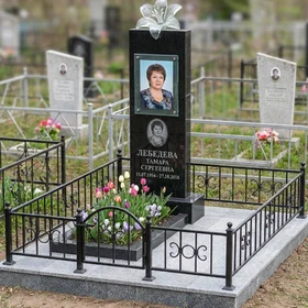 Памятник из черного гранита со стеклянной вставкой