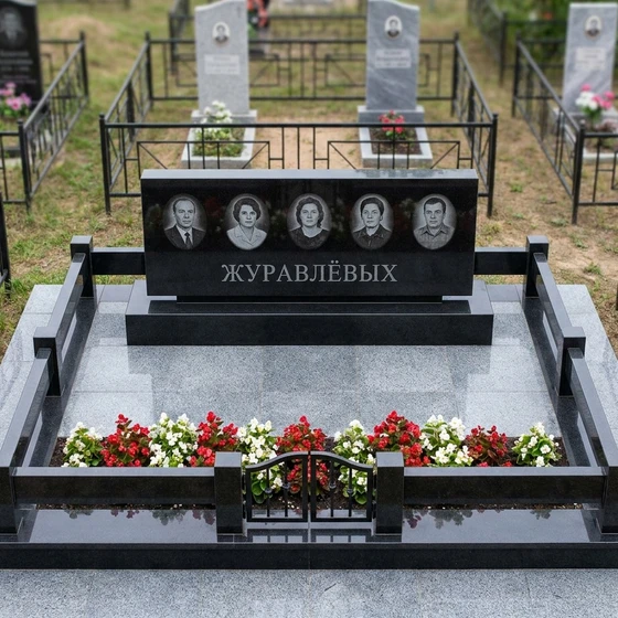 Семейный памятник на пять человек из чёрного гранита