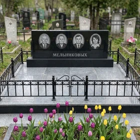 Семейный памятник на четверых из черного гранита