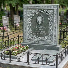 Резной памятник из серо-зелёного гранита
