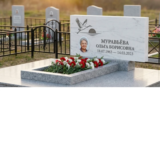 Памятник с клином журавлей из белого мрамора с фотокерамикой